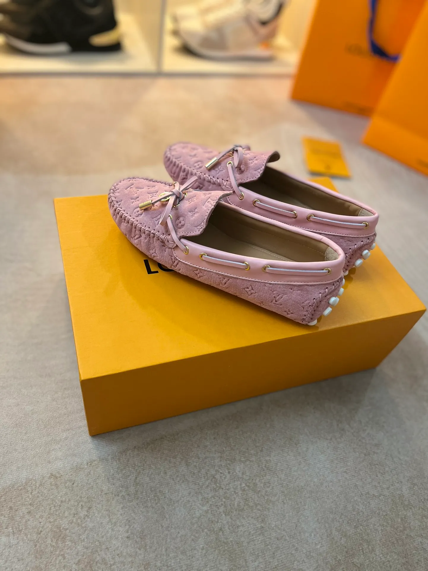 p460💰Couple model❤️🇫🇷 𝙇𝙤𝙪𝙞𝙨 𝙑𝙪𝙞𝙩𝙩𝙤𝙣 🇫🇷Louis Vuitton 2023 Classic𝓛𝓿 𝓣𝓻𝓪𝓲𝓷𝓮𝓻 Sports Series ➪➪➪¯ [Arizona Doudou Shoes Series] ▪️▪️▪️Arizona slip-on shoes are made of Monogram Eclipse canvas. Its hand-painted and dyed edges and hand-sewn uppers fully demonstrate Louis Vuitton's traditional shoemaking craftsmanship. This slip-on shoe is very lightweight. The integrated tongue and upper make it particularly comfortable and flexible. The soft outsole is equipped with rubber padding. Decorated with matching sash. Detailed features: ☑️Monogram Eclipse canvas ☑️Black Eclipse pattern ☑️Hand-painted shoe edges ☑️Hand-sewn uppers (each pair takes time to process) ☑️Integrated tongue and upper construction ☑️Outsole equipped with rubber lining ☑️size: 35_46
